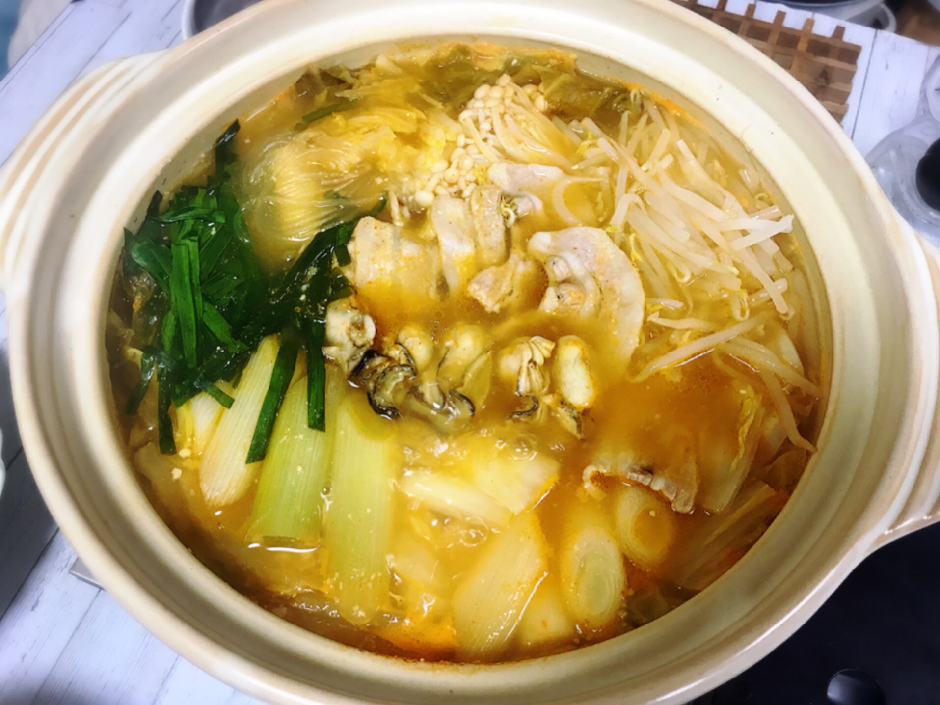 魔女っこれい 夜ご飯作った キムチ牡蠣鍋 牡蠣ニラ玉 トマトと塩揉みしたキュウリ ニラ玉に牡蠣 を入れてしまった 美味しいに決まってるやつだ 鍋は味噌と桃屋のキムチのもと 具をたくさん入れて〆はチーズ卵雑炊 チーズとキムチはやはり合う