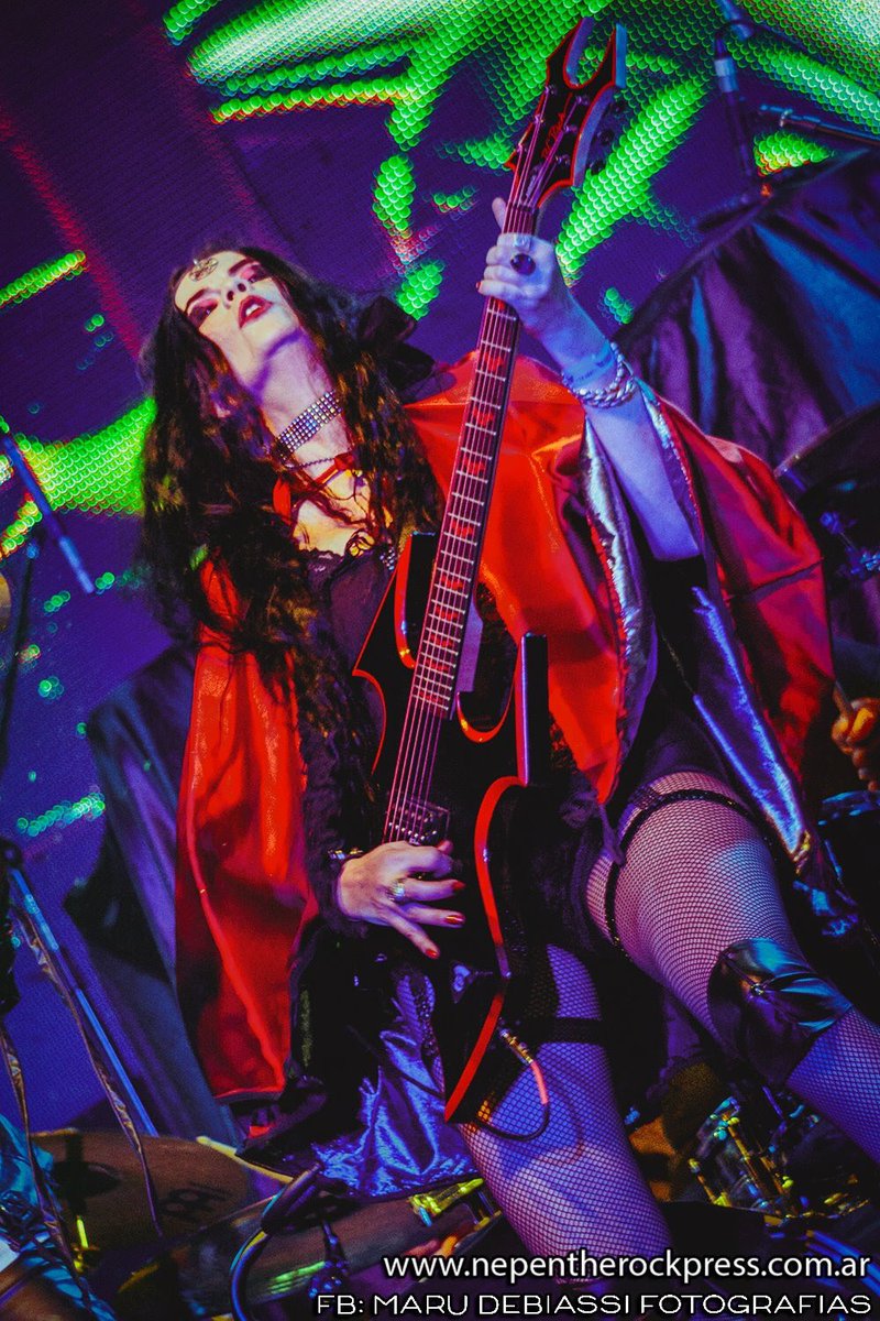 Inazulina's tweet photo. Brillantes fotos @MaruDebiassi los 20 años @IcarusMusicarg teloneando a @LacrimosaBand @HEADBANGERSLAT @EduRyR @CFRcesar @metalizadosvivo https://t.co/wW5QwHHrTD
