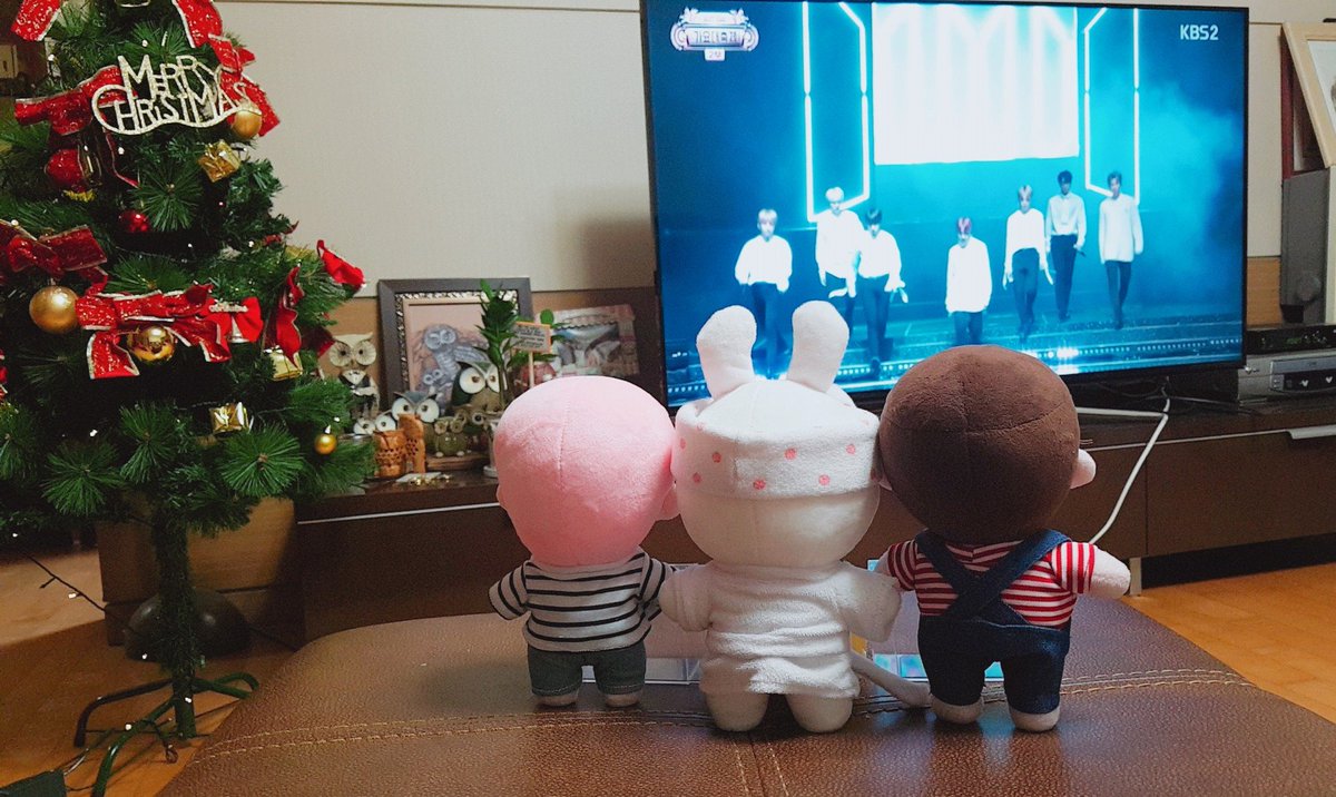 B2Lovee's tweet photo. 오늘도 멋있었어😢😢 내년엔 꼭!!!!
현장 가자(p`>ω<´q) 

#레전꾹 #핑침이 #방탄인형계 #방탄소년단 https://t.co/FfCgELs7xY