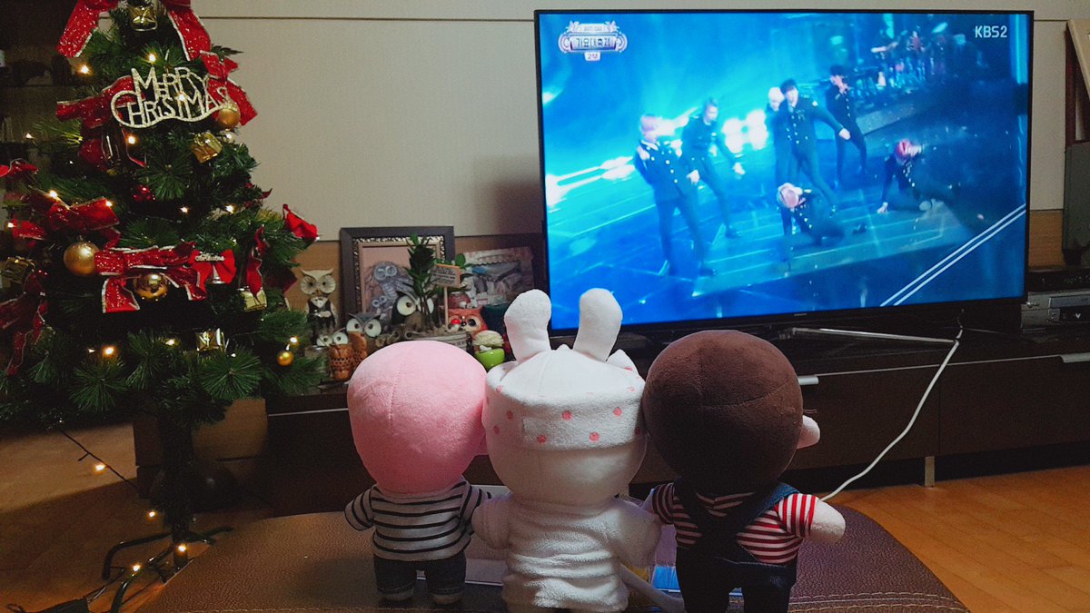 B2Lovee's tweet photo. 오늘도 멋있었어😢😢 내년엔 꼭!!!!
현장 가자(p`>ω<´q) 

#레전꾹 #핑침이 #방탄인형계 #방탄소년단 https://t.co/FfCgELs7xY