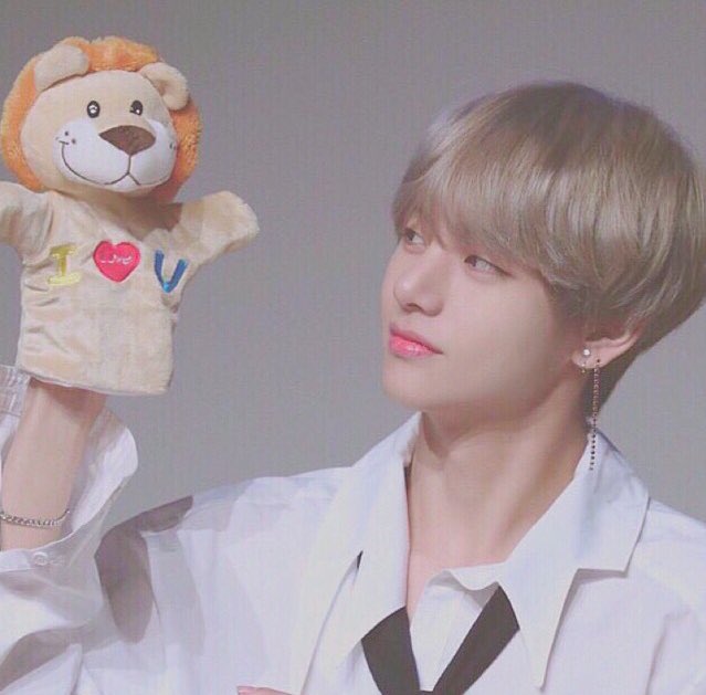 _bts__v__'s tweet photo. Kim Taehyung （ ♥️ ）

Thanks for your having been born in this world.I love you.

#Bts
#V
#KimTaehyung
#Birthday https://t.co/9VP2YhcvL5