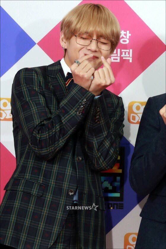 bts_twitty's tweet photo. 안녕, 김태형 생일 축하해. 나는 언젠가 당신을 만나고 당신을 직접 포옹하기를 바랍니다. 앞으로 더 많은 생일을 보내길 바랍니다. 나는 당신을 사랑합니다 💓💕 할아버지 💓 

#HappyKimTaehyungDay
#HappyVDay 
#HappyAlienday
#김태형 https://t.co/EhNmdhE0J0