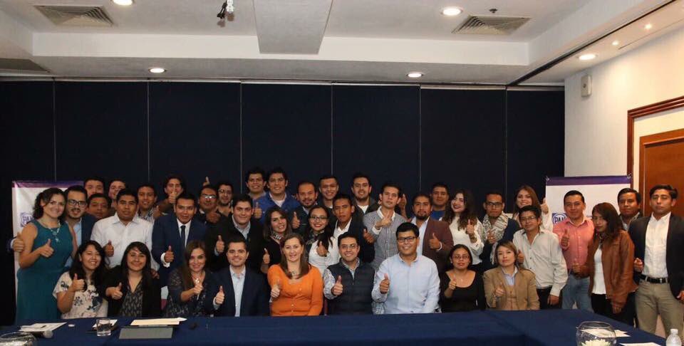 MarthaErikaA's tweet photo. Este año, los jóvenes no dejaron de sorprendernos. En julio, se formó #GeneraciónDigital entregamos nombramientos a los coordinadores procedentes del interior del Estado. #Memorias2017 https://t.co/w2QSqkUJSU