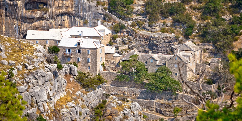 croatiaairlines's tweet photo. The Blaca Hermitage is one of the particularity of the island of Brač. It is located on the south side of island and was established by Glagolic monks. Name „Blaca” came from „blato”, originally croatian word for mud.
#CroatiaFullOfLife #Brač #Blaca #CroatiaAirlines https://t.co/tWEceDIsTF