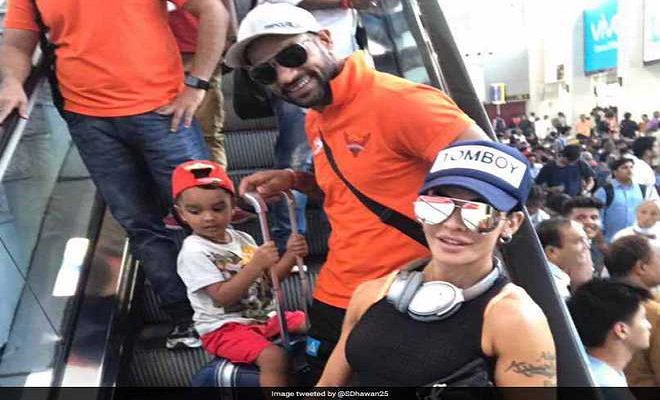 शिखर को परिवार सहित दुबई एयरपोर्ट पर रोका dainikbhaskarup.com//news/sports/s… #ShikharDhawan <a href="/SDhawan25/">Shikhar Dhawan</a> <a href="/shikhardhawan_/">shikhar dhawan</a> <a href="/shikhardhawan9/">shikhar dhawan</a> #CricketNews <a href="/IndianCricketTm/">Indian Cricket Team</a> <a href="/1indiancricket/">心灵鸡汤</a> <a href="/ICFans/">IndianCricketFansForum</a> <a href="/BleedBlue4India/">IndianCricketTeamFan</a> <a href="/SonyESPN_HD/">Manshad Kaleri</a> <a href="/TeamIndia__/">Team INDIA 🇮🇳</a>