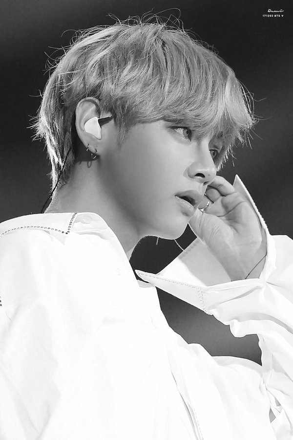 young_happyy's tweet photo. To the man whom I cherish and love the most. I wish you a happiest birthday. :) Stay who you are. I love You! 
@BTS_twt 
#WePurpleUTaehyung https://t.co/sxqQwTj5TI