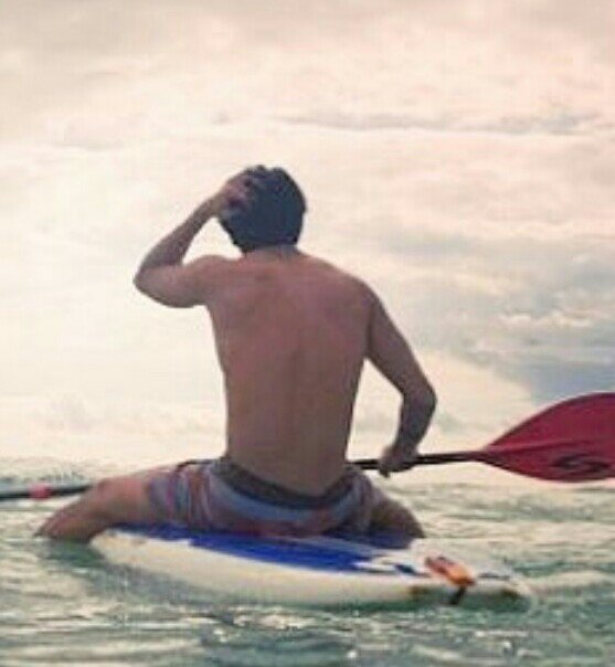 Yonghwaholic_'s tweet photo. When your bias looks Cool & Sexy even from the back view
*Bless Hawaii for giving us all these hot #Yonghwa's shirtless pics... Waiting for more to come (cross fingers) https://t.co/9QPlJoHMJD