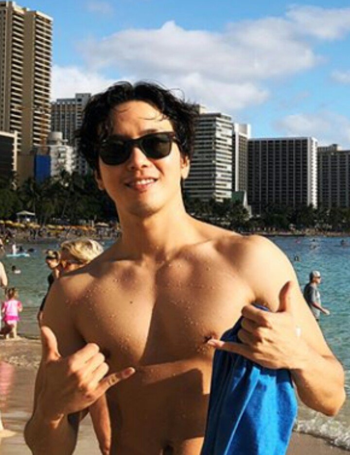 Yonghwaholic_'s tweet photo. When your bias looks Cool & Sexy even from the back view
*Bless Hawaii for giving us all these hot #Yonghwa's shirtless pics... Waiting for more to come (cross fingers) https://t.co/9QPlJoHMJD