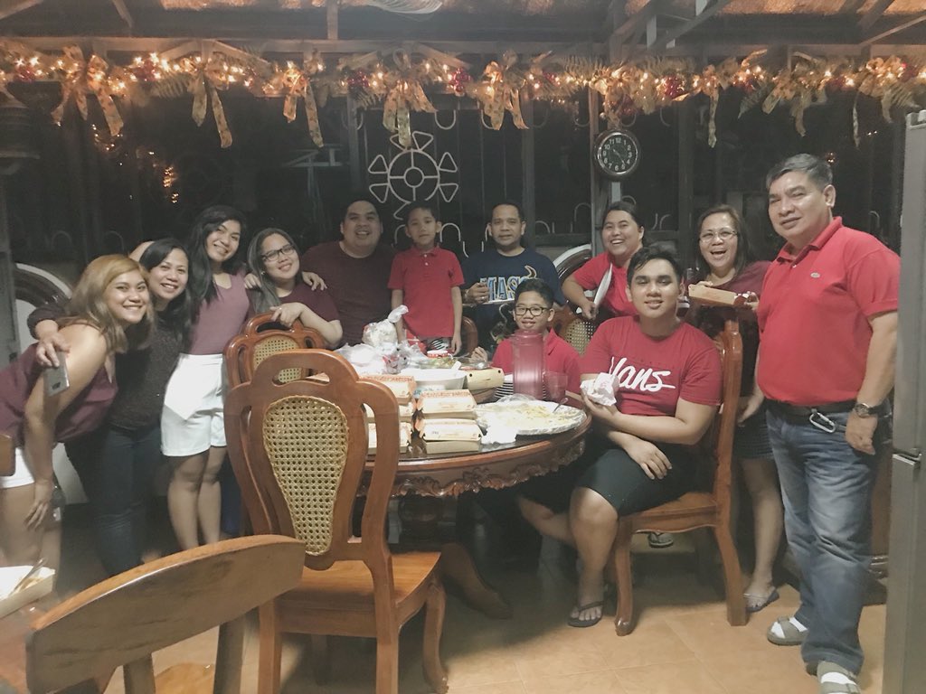 kayeeanns's tweet photo. Quickie christmas party for this year! Cause going to pangasinan na. Balberan Family! 😊💖🎉 #solidfam #cousins #claudio #luansin #labid #incomplete https://t.co/q2n3peLN5b