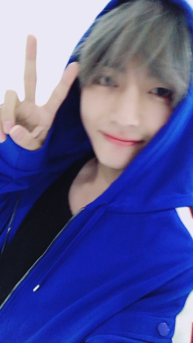 wangcoco97's tweet photo. 태태오빠  23번째생일 축하해요 💜💜
태아나줘서 고맙고 방탄이라서 고마워요 
팬이라고 너무 자랑스러워요 앞으로도 응원할게요 생일 축하해요 사랑해  ❤❤ @BTS_twt 
#HappyVDay 
#Veautiful_DAY
#HappyVirthdayTae https://t.co/1bBmp2Vwv6