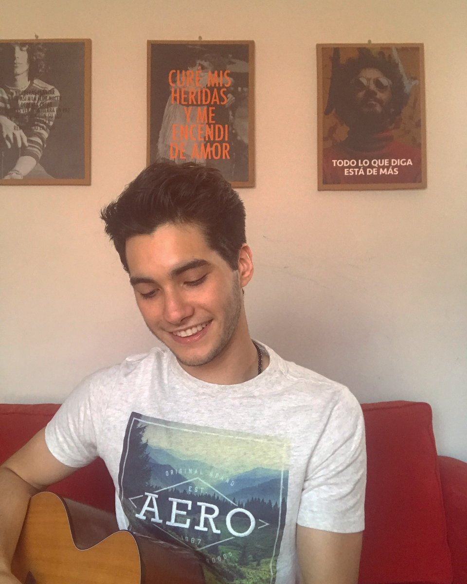 acholaterza's tweet photo. Respirando música 🍃🙌#FreToBe @aeropostaleparaguay https://t.co/YVKXof1roV