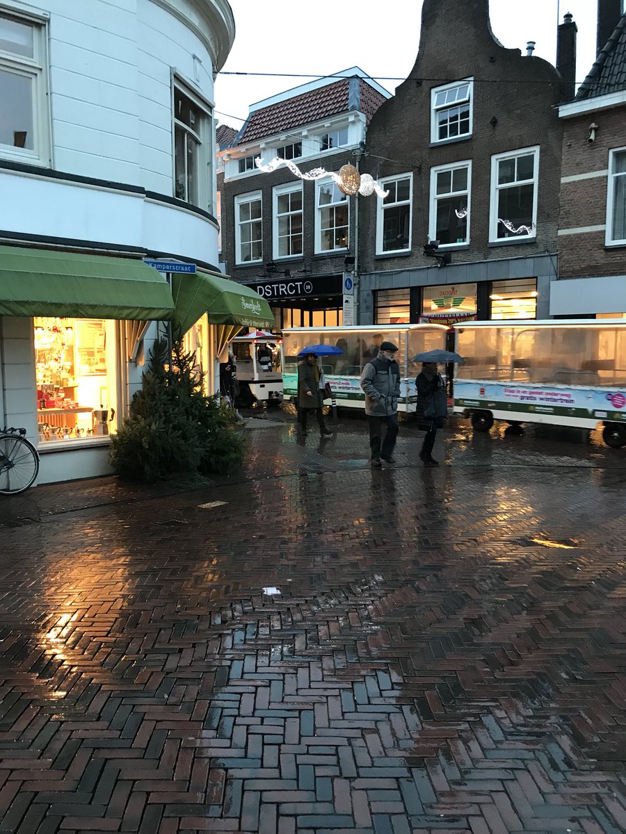 DSTRCTzwolle's tweet photo. Leuk idee #trein door de #luttekestraat #zwolle voorbij #dstrct38 @koperen_kees @SJFeenstra 👍🏽 https://t.co/mfhnb24b8X