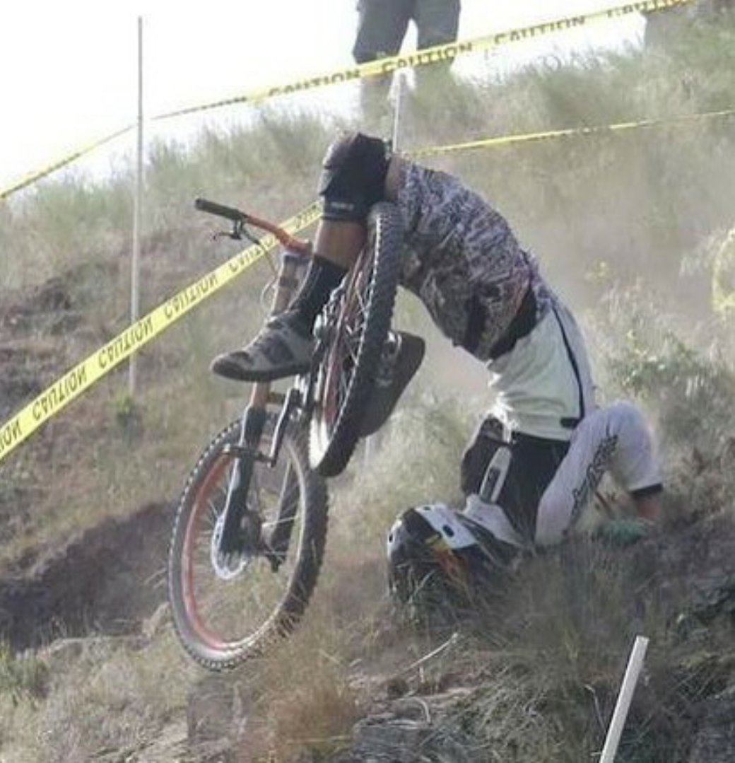 ComanchesMTBMx's tweet photo. Último viernes del año, es un buen día para empezar hacer #yoga 😂😂
#mtblife #mtb #Mountainbike #TRX #cyicling #biker #bike #caidas #Ciclismo #gajes https://t.co/vbyFQwzukC