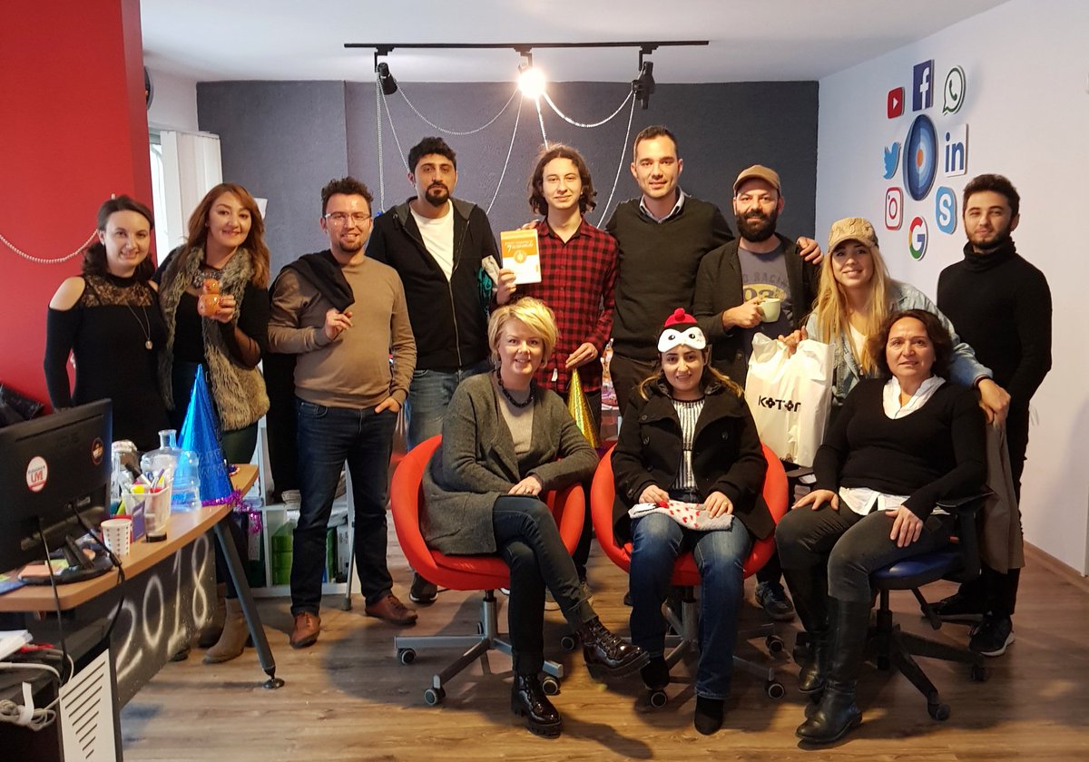 corepany's tweet photo. Ailecek 2017'yi değerlendirdik ve birlikte yeni yıla girerken enerjimizi, heyecanımızı ve 2018 dileklerimizi paylaştığımız saatler geçirdik. Herkese teşekkürler ve mutlu yıllar. 😊👍🎉

#yeniyıl #mutluyıllar #sosyalmedya #ajans #dijitalpazarlama #aile https://t.co/CLc1vHYhiP