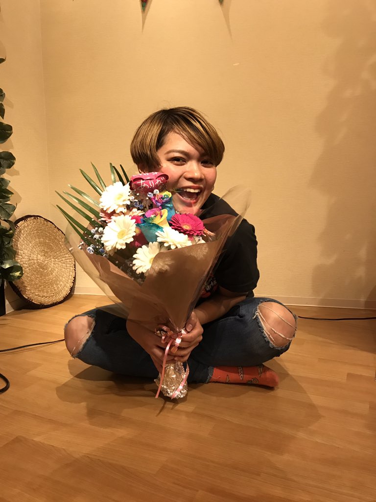 nagakaraneko's tweet photo. 三線の先生である“三線ガールゆきの”ちゃんの最終出勤日という事で、挨拶をしに行ってきました😊自分の目標の為に居心地の良い場所を離れる、立派やなと思います😌三線の先生がそんな人で良かった😆僕も先生に負けないよう、チャレンジし続けていきます✨#justkeeponmovingforward #ひたすら前へ https://t.co/FznENM3KV7