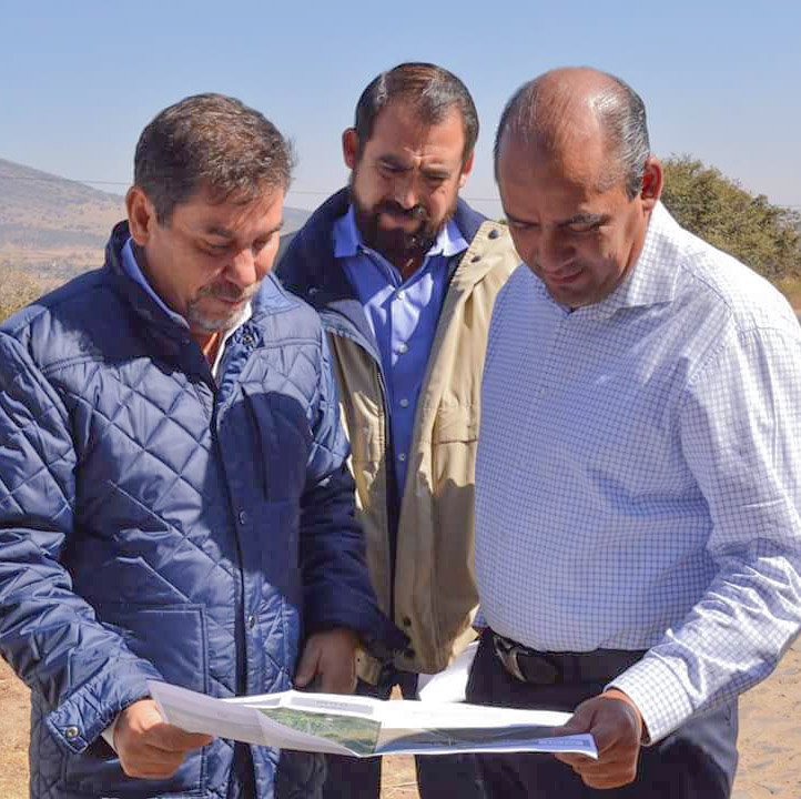 Junto al Coordinador de la <a href="/CEI_Qro/">CEI Querétaro</a>,  a Fernando González, en recorrido por #Amealco, para analizar proyectos para 2018, que fortalecerán la infraestructura vial de este municipio.