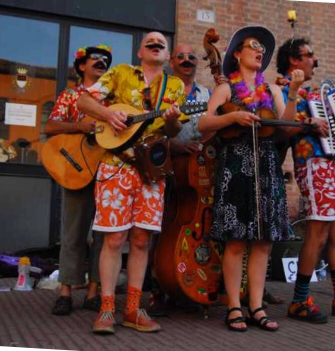It’s Friday and we have more amazing holiday entertainment FREE today on our Undercover Stage - Cosmic Sausages, @KansasSmittysHB and Swing Zazou - on our covered all weather ice rink you can skate til late tonight !