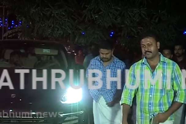 mathrubhumi's tweet photo. സൗഹൃദ സന്ദര്ശനം മാത്രമാണെന്നാണ് എം എല് എയുമായി ബന്ധപ്പെട്ട വൃത്തങ്ങള് പ്രതികരിച്ചത് https://t.co/IVrNHrW398 #Dileep #KBGaneshKumarMLA https://t.co/hJ7rzuQrAU