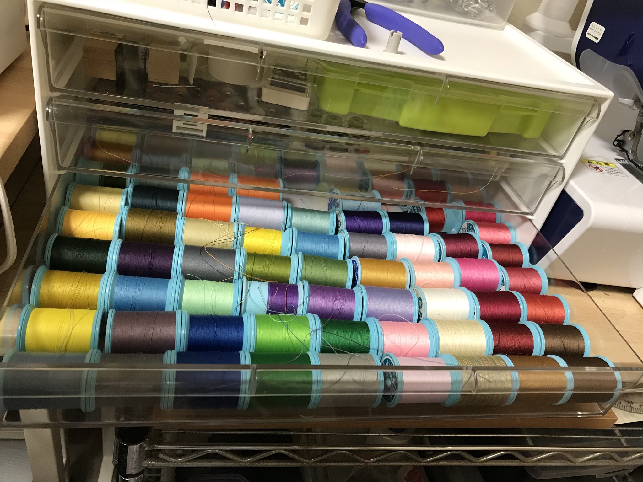 Chi 3 ニトリに売ってた3段の収納ケース 横幅が普通サイズのミシン糸入れるのにピッタリ