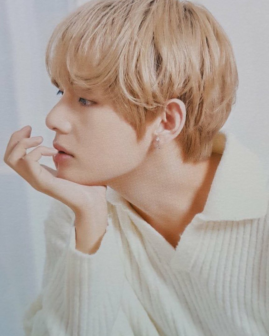 bomba3012's tweet photo. 22 годика исполняется самому необычному участнику #BTS 🎉

★ Тэтэ, V
★ человек с квадратной улыбкой
★ талантливый актёр
★ тигрёнок
★ инопланетянин
★ вишенка
★ Gucci boy

#ARMY гордятся и любят тебя всем сердцем! 💞

HAPPY BIRTHDAY TAEHYUNG

#WePurpleUTaehyung
#VeautifulDay https://t.co/YEUflX8Ohe