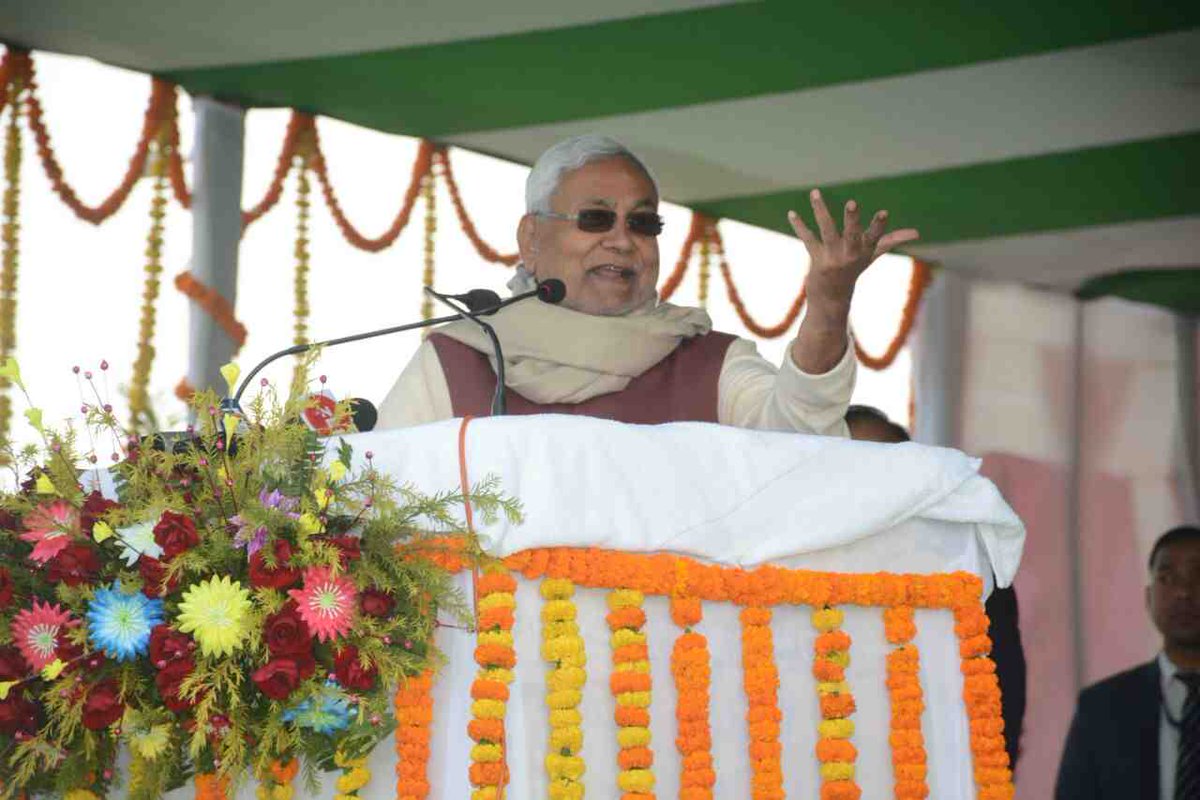 Nitish Kumar (@nitishkumar) on Twitter photo विकास कार्यों की समीक्षा यात्रा के दौरान लखीसराय में योजनाओं के क्रियान्वयन की स्थिति का जायजा लेते हुए। (2/2)
goo.gl/x4MBta विकास कार्यों की समीक्षा यात्रा के दौरान लखीसराय में योजनाओं के क्रियान्वयन की स्थिति का जायजा लेते हुए। (2/2)
goo.gl/x4MBta