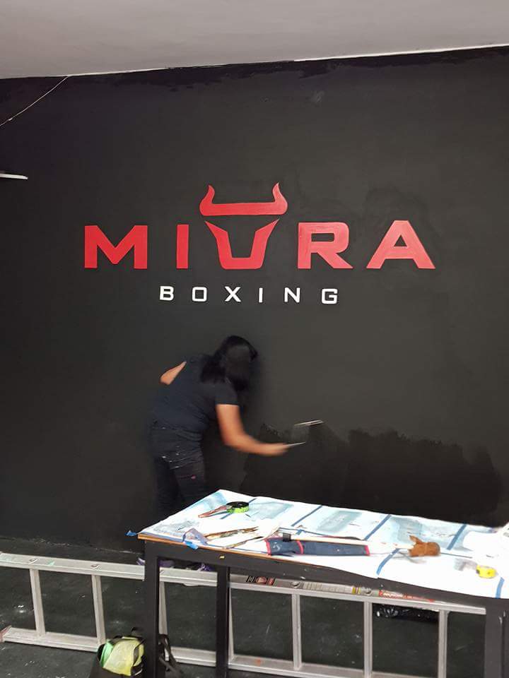 Contaremos con 2 rings de boxeo además de espacio para preparación física, área de aparatos de primera y baños completos con regaderas. Para mayores informes ingresa a miuraboxing.com en donde próximamente daremos a conocer más información. #NadaNosDetiene (2-2)
