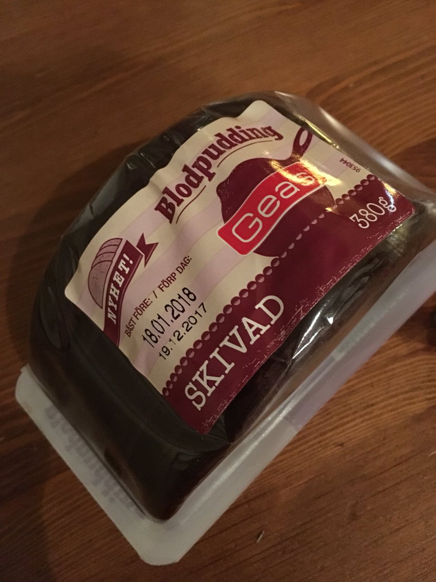 EvilZedo's tweet photo. KOLLA! Varför har ingen sagt nåt? Det här är ju genialiskt! Livsförändrande! Här har man knåpat på en äggskärare modell större för att skiva blodpudding och så finns det redan en lösning! #blodpudding #geas #briljans https://t.co/Rwni6W0THR