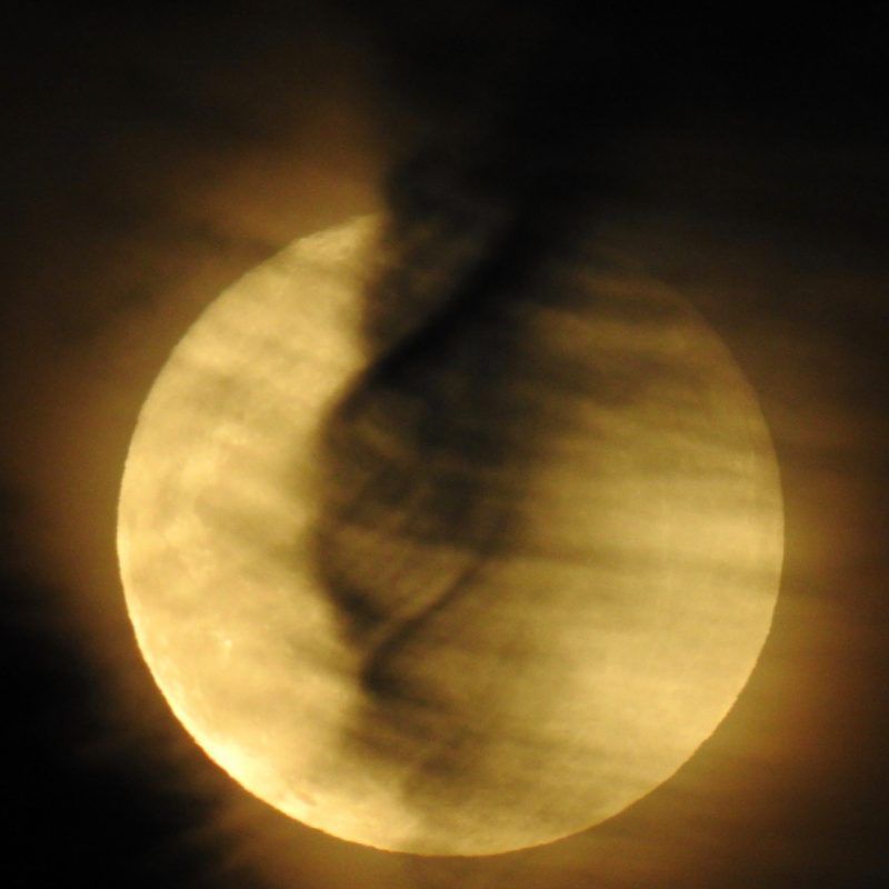 earthskyscience's tweet image. Supermoon ahead at next full moon bit.ly/2lnax9c

There are 2 full supermoons ahead, both in January. For Earth&apos;s western hemisphere, the 1st one happens on the first night of 2018. Eastern hemisphere? Your fullest supermoon is January 2.

Photo: Michael de Grasse