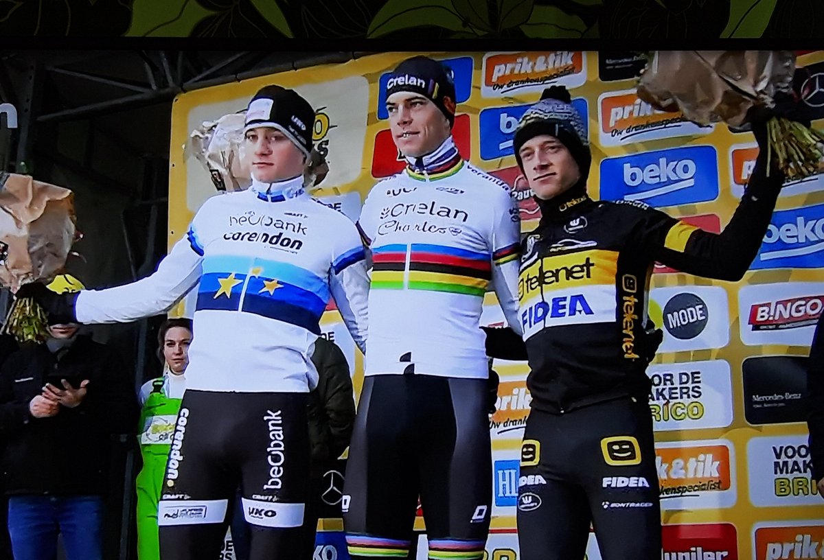 sportfriekske's tweet photo. Bredene #Bricocross #elitecross #1woutvanaert #2mathewvanderpoel #3Quintenhermans https://t.co/I8RgwBHAdy