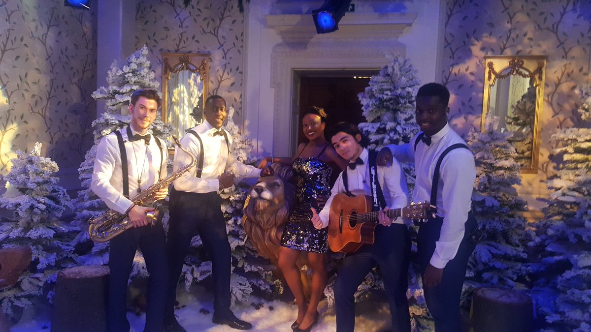After a bliss Christmas break it was fun getting back to business! #18 of #December20 at <a href="/Hedsor/">Hedsor House & Park</a> was a jam with <a href="/JaiAmore/">Jai Amore</a> <a href="/Vic_Jamieson_/">Vic Jamieson</a> #zaza &amp; #tombennett. Onto the next! #elevate #iluvmusic #soul #iluvmyjob #singer #getitin #blessed
