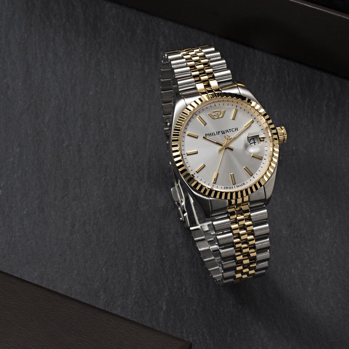 Movimento al quarzo e finiture in oro giallo per un segnatempo classico ma sempre di grande moda, sia per lui sia per lei. #PhilipWatch
bit.ly/PW_Caribe_Spec…