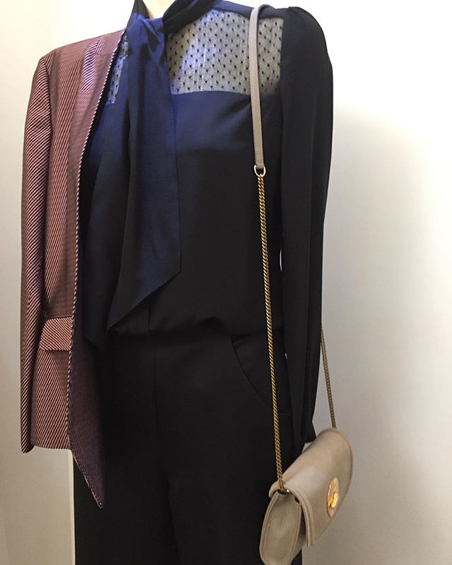 SoonNantes's tweet photo. Juste en transparence blouse #vanessaseward veste #roseanna sac #seebychloe #soonnantes #ruefranklin #nantes #nantescity #tenuedesoiree #chic #unefemmefrancaise #fashionblogger #fashion #fallwinter2017 https://t.co/llBp4IYRM2 https://t.co/MgX9JhUhXn