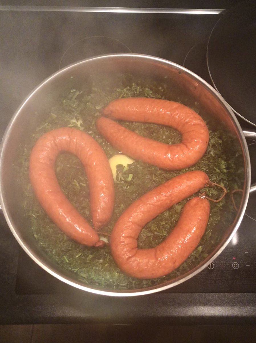 MEevert's tweet photo. Op de valreep in #Montaigut #Auvergne enkele #Français blij gemaakt met typische gerechten uit #Nederland... #boerenkoolmetworst #oliebollen 
#laatstedag2017Montaigut https://t.co/XgUu905j4e
