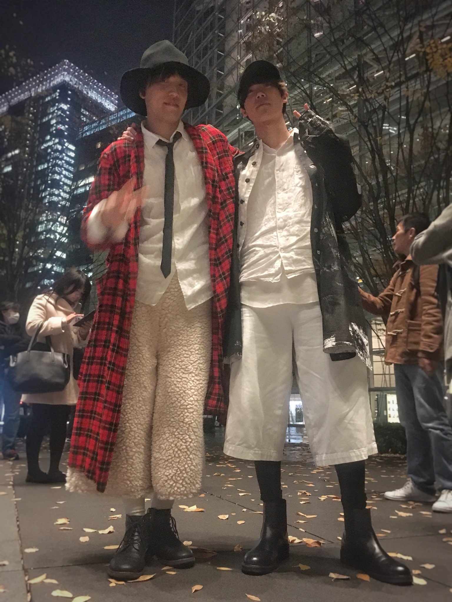 Twitter 上的 きんた Rad推しの店 Cafe Bar満天の空 の店主 嬉しい写真やなー Radwimps 野田洋次郎 ツアー別衣装が集まったw Hbt T Co Hczgs0kwd9 Twitter