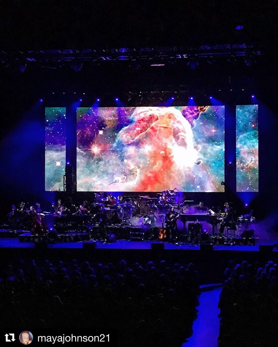 pixelflexled's tweet photo. Another cool shot of the #FLEXCurtain HD #LED #video in the #productiondesign for the #MannheimSteamroller 2017 #Christmas tour. (📸 Maya Johnson) #pixelflexled #ledvideo #ledvideodesign #concertvideo #christmastour https://t.co/mnrCUEyM1U