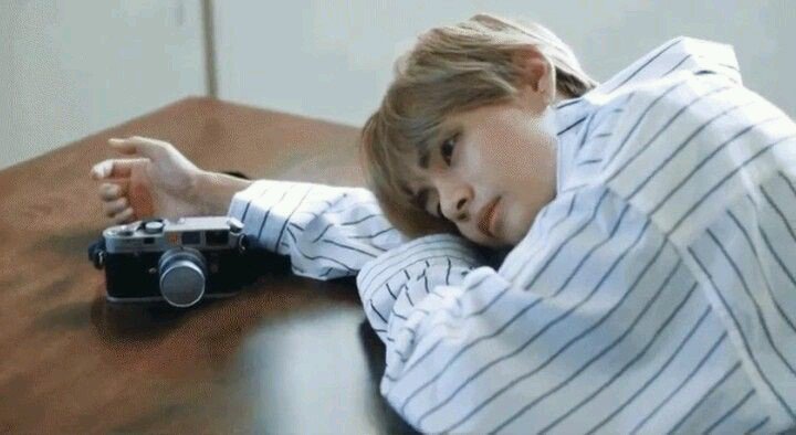Mationles_min's tweet photo. Elinden düşürmediği kamerayla manzara ararken, asıl manzaradan habersiz olmak...
#WePurpleUTaehyung https://t.co/COh8bunXVi