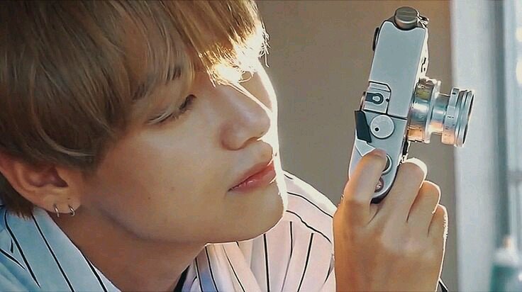 Mationles_min's tweet photo. Elinden düşürmediği kamerayla manzara ararken, asıl manzaradan habersiz olmak...
#WePurpleUTaehyung https://t.co/COh8bunXVi