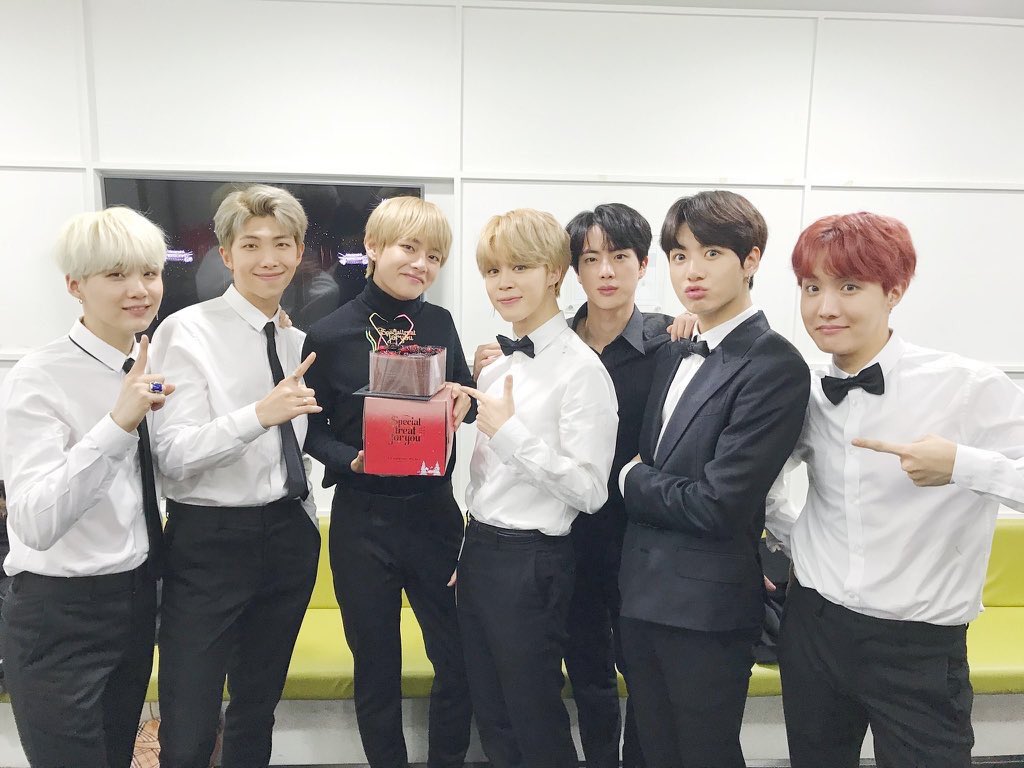 jimincIoud's tweet photo. omg time flies so fast 😢
#WePurpleUTaehyung https://t.co/s4czFhr6Gz