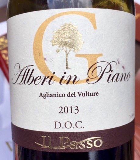 WineNewsIt's tweet photo. La più premiata è @AzAgrForadori con #Teroldego #Sgarzon 2015 (n. 37) e #VignetiDeleDolomiti 2015 (n. 58). La #Basilicata è presente con @CantinaIlPasso #AlberiInPiano #AglianicoDelVulture 2013 (n. 34) mentre #Umbria è alla posizione n. 57 con @TABARRINI #Adarmando 2015 https://t.co/wuBGXjrOkp
