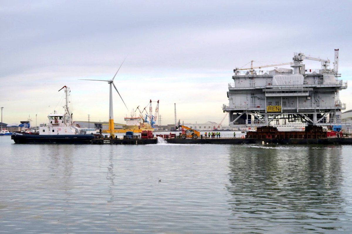 4leonphilippe's tweet photo. Beau panorama de l’activité des bassins du Port ⚓️ @nantesport Expédition depuis le nouveau quai de la prise d’eau #hublogistiqueEMR super renforcé 💪 #EMR pour cette 🥇expédition. https://t.co/yBGhj6sBTK