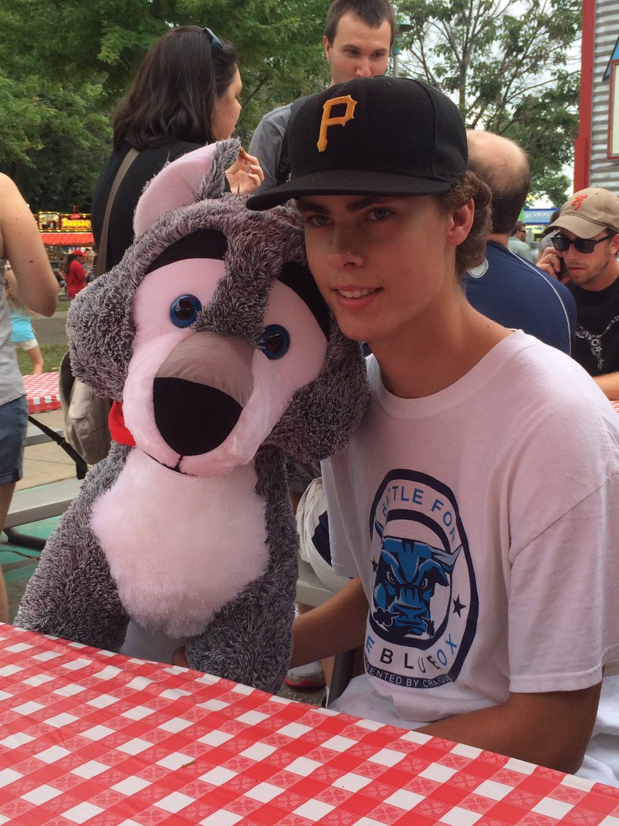 ChaseGackle's tweet photo. @JakeStathopoulo Happy birthday ya god damn beaut I hope you have a great night big guy😘 https://t.co/OcUpf22oPn