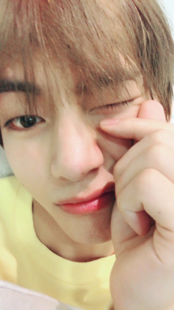 VBrasil_'s tweet photo. Esse ano após o show no Brasil, Tae postou as seguintes fotos agradecendo: “🐯Esse V é um coração, obrigado Brasil! 🇧🇷” #WePurpleUTaehyung #Veautiful_DAY https://t.co/kKGzBXhAB4