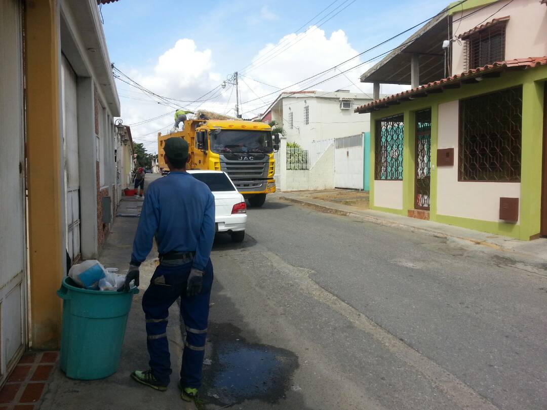 gustavorinc_n's tweet photo. La Alcaldía de Palavecino junto a IASPMUPAL recogió la basura en la Av La Montañita, frente a Niños  Cantores de Cabudare https://t.co/0uOUJCNHRo