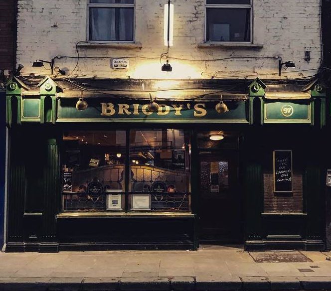 DwdWhiskey's tweet photo. @digsites Thanks to @OldeEire; William was standing in front of "97 Marlborough St Dublin 1", now know as "Briody's". The former proprietor JC Cassidy is recordered on the 1913 electoral role, remains a great pub to this day #dublinpubs @OldDublinTown @ToursDublin @DubHistorians https://t.co/tRaL8YGuak