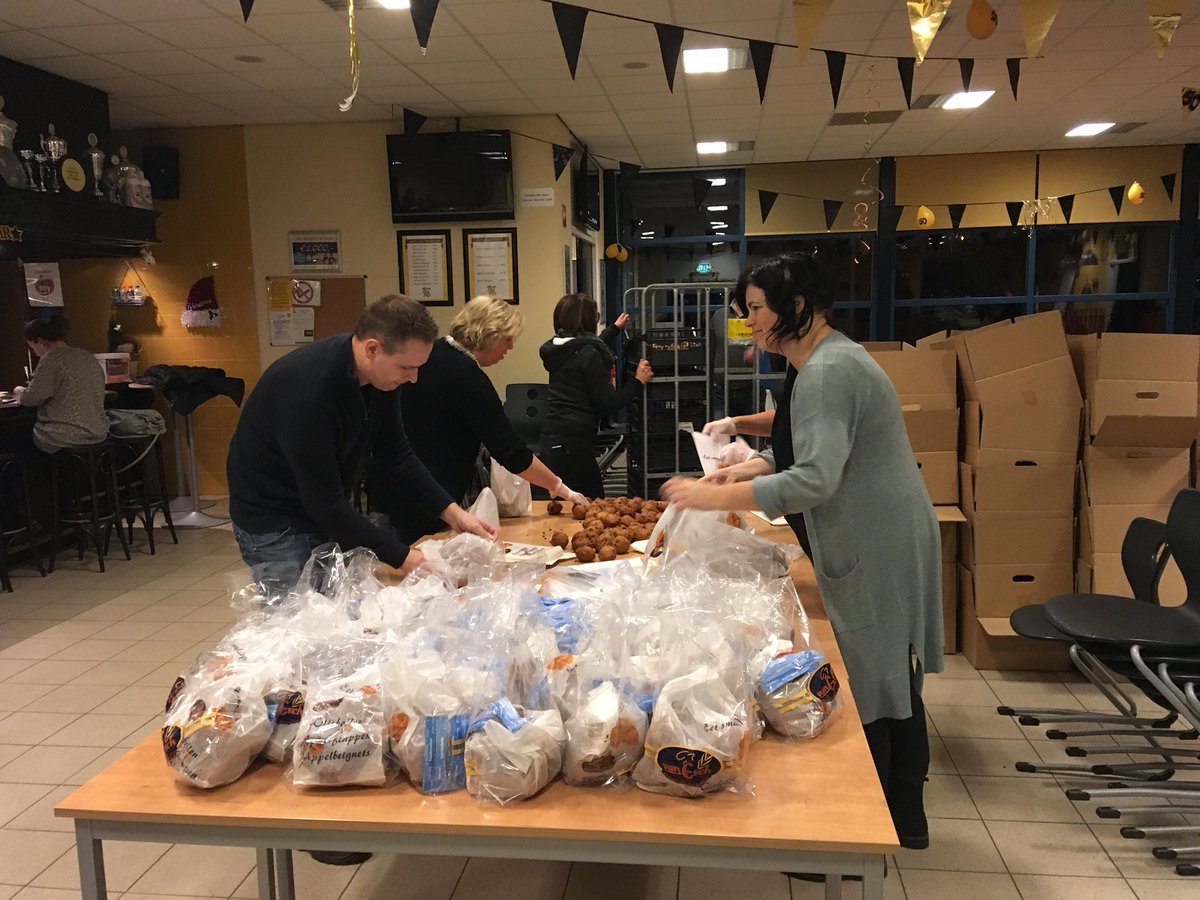 martin_kanon's tweet photo. Oliebollen inpakken #vev #vev67 #vrijwilligers morgen verkoop in #leek #nietap #roden #bakkervanesch πͺπͺπͺπͺ #mooieclubmensen #zondervrijwilligersgeenclub #oliebollenactie #geoliedemachine https://t.co/tN60NvIrHU