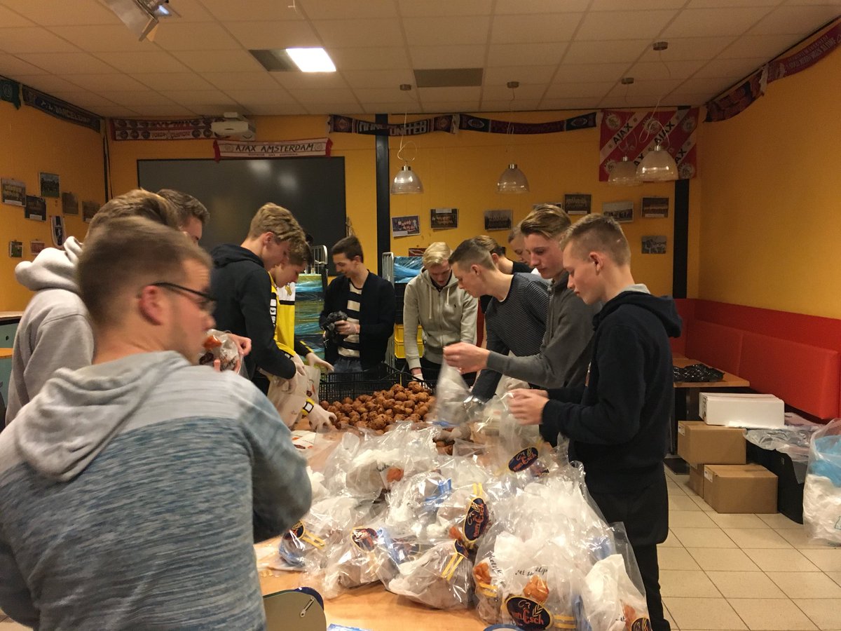 martin_kanon's tweet photo. Oliebollen inpakken #vev #vev67 #vrijwilligers morgen verkoop in #leek #nietap #roden #bakkervanesch πͺπͺπͺπͺ #mooieclubmensen #zondervrijwilligersgeenclub #oliebollenactie #geoliedemachine https://t.co/tN60NvIrHU