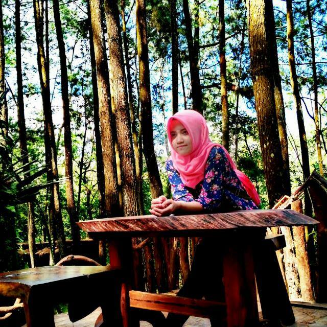 Tempatnya teduh nan syahdu... Kayaknya enak dipakai buat ngobrolin masa depan.
