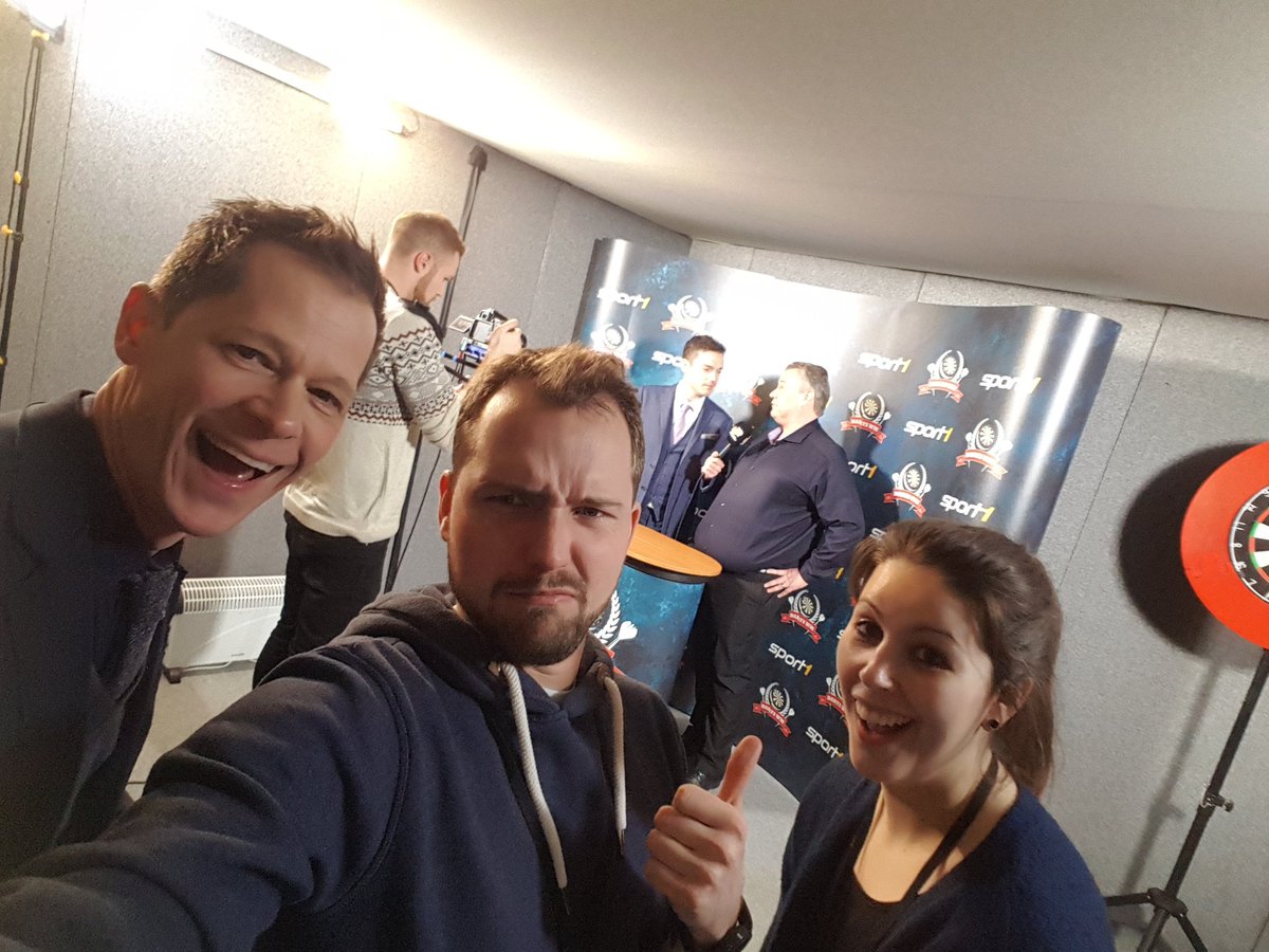 MoBlume's tweet photo. Wer übernimmt da das @SPORT1 Studio bei der #DartsWM? Is it the famous @DanDartsDawson with @DarthMaple180 and @OfficialPDC!? 🤤😉 https://t.co/etRzKxS784