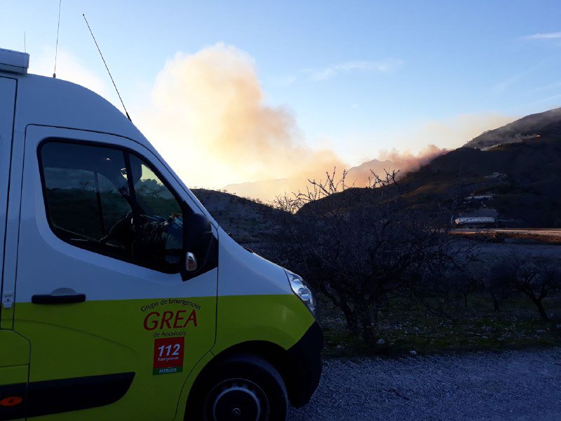 🔥También trabajan por controlar el #IFVélezdeBenaudalla Bomberos de Motril y Granada, el Grupo de Emergencias de Andalucía #GREA, personal del centro coordinador 112 Granada, <a href="/guardiacivil/">Guardia Civil</a>, Policía Local y Protección Civil,