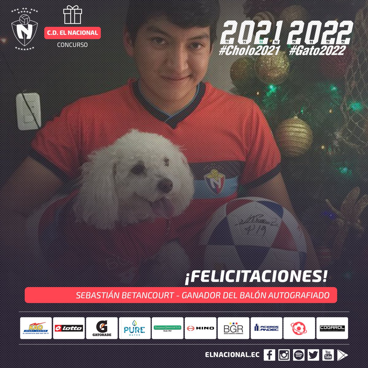 elnacionalec's tweet photo. ¡FELICITACIONES SEBASTIÁN!
Sebastián Betancourt fue el ganador del balón autografiado por el Gato y el Cholo durante su renovación ¡Gracias por seguir al Rojo! #VamosBiTri #Gato2022 #Cholo2021 https://t.co/nRnEQeb7P3
